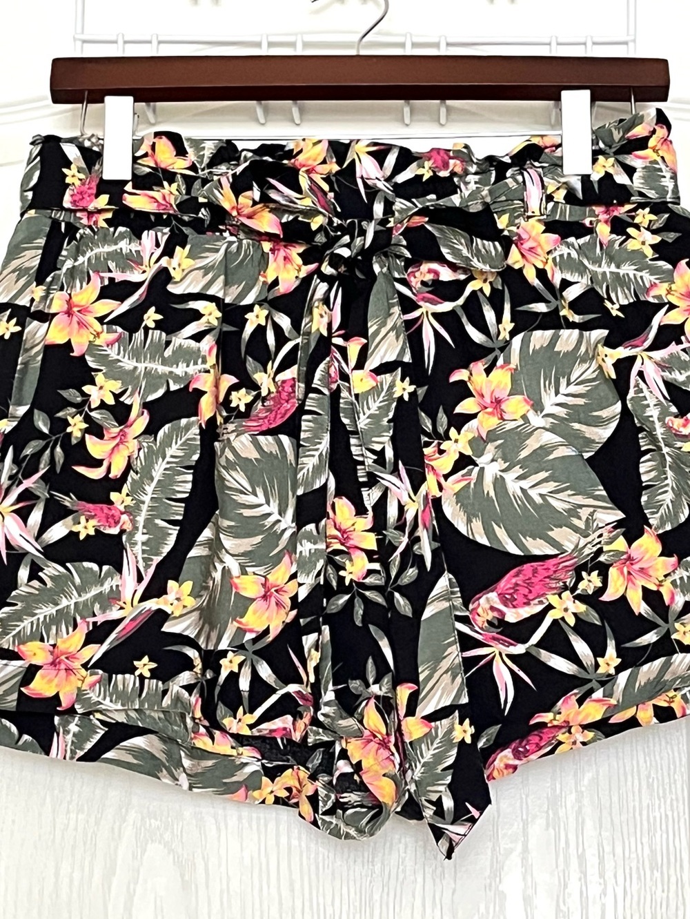 Charlotte Russe Tropical Floral Paperbag Shorts Belted Size M Vacation Botanical